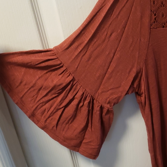 5/$20🕸 lace detail rust colored top - Picture 2 of 5